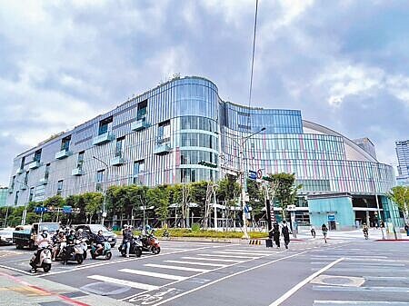 先前傳出藝人周杰倫有意8月在台北大巨蛋辦演唱會,遠雄集團副總經理楊舜欽28日表示,陸續有藝人、團體來洽談,但一切都要等消防驗證塵埃落定。(劉瑋晴攝)