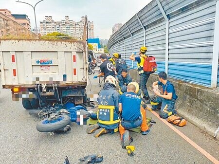 
新北市新店區祥和路路幅寬敞，許多汽機車駕駛經常超速行駛，加上至少有3處盲彎及設置隔音牆，造成視線不佳，頻傳車禍。議員陳儀君建議應增設減速標誌與預告號誌，避免肇事。（本報資料照片）
