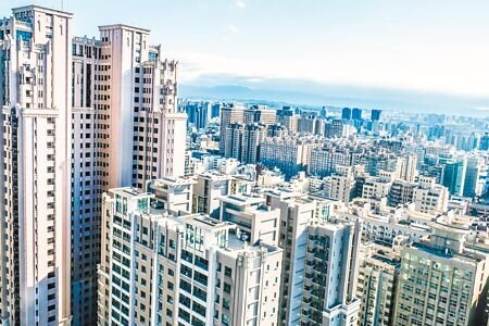 新竹市晴空匯大樓火警引發各界關注超高大樓救災問題,新竹縣長楊文科28日表示竹北市21層以上大樓有204棟,要求相關單位加強社區大樓安檢和防災宣導。(羅浚濱攝)