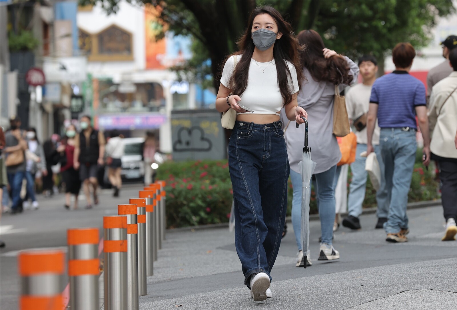 今天各地雲量較偏多，西半部地區斷斷續續有些局部短暫陣雨出現的機會，雖然雨勢不大，但是偶爾下點雨的可能性頗高。聯合報系資料照