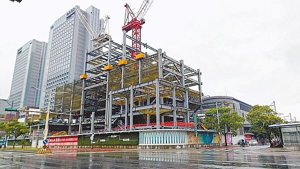 南港轉運站BOT案由新光人壽得標後預計明年12月完工,臺北市議員游淑慧28日發現,5年興建期程已過70%,工程進度卻只有34.7%,恐無法如期竣工。(臺北市議員游淑慧研究室提供/黃敬文臺北傳真)