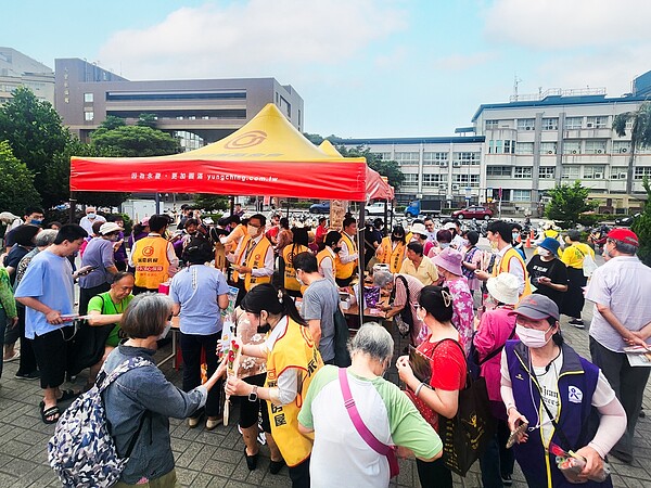 永慶房屋響應新店「四里聯合市集」，舉辦趣味抽獎活動，吸引滿滿的人潮。(圖／永慶房屋提供)