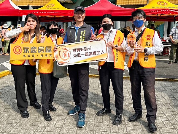 永慶房屋積極參與鄰里活動,提供帳篷、物資,出動人力讓活動圓滿順利。(圖/永慶房屋提供)