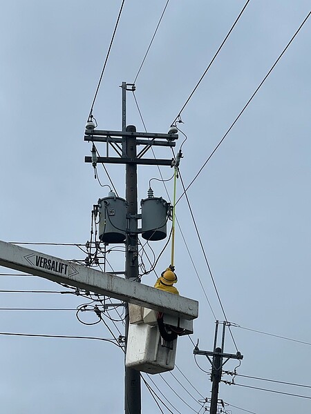 高雄湖內區28日上午雷雨期間有電杆遭雷擊，導致336戶受影響停電，台電緊急派人到場查修，在28日上午9時42分許全數復電。圖／台電提供
