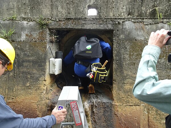 督察人員進入箱涵。圖／環管署提供