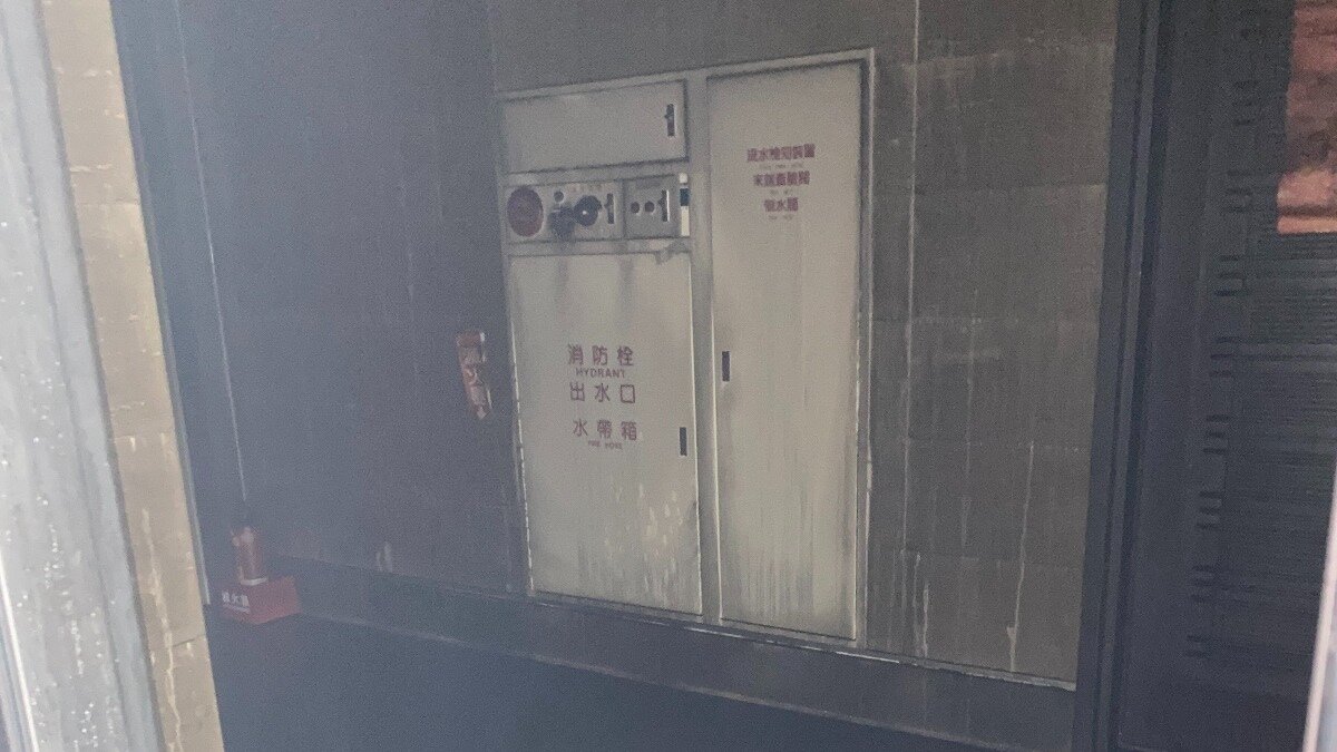 ▼新竹市「晴空匯」D棟地下室起火,火勢不大卻產生大量濃煙。(圖/民眾提供/東森新聞)