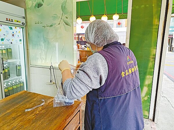 台中市食安處29日公布2024年第1季食品抽驗結果,其中有3件醃製蔬菜防腐劑超標。(台中市政府提供/馮惠宜台中傳真)