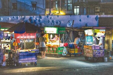 台北市士林夜市原為陸客來台必逛景點，陸客銳減連帶影響攤商生意，29日晚間用餐時刻，人潮稀疏。（黃世麒攝）