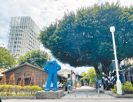 藍晒圖文創園區是台南知名景點,但平常日遊客少,根據統計,疫情後觀光人潮只回復到疫情前7成左右。(曹婷婷攝)
