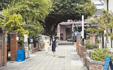 藍晒圖文創園區位於台南市蛋黃區,向來是熱門景點,但疫情後觀光人潮只回復到疫情前的7成左右。(曹婷婷攝)