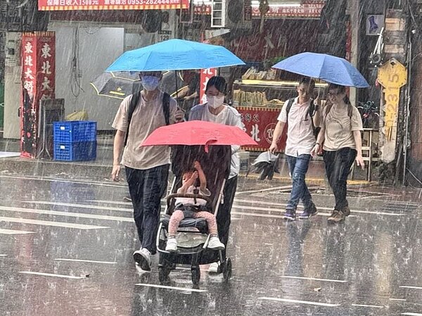 近期天氣不穩定，周六午後至周日西半部有局部較大雷陣雨發生的機率。圖／聯合報系資料照片