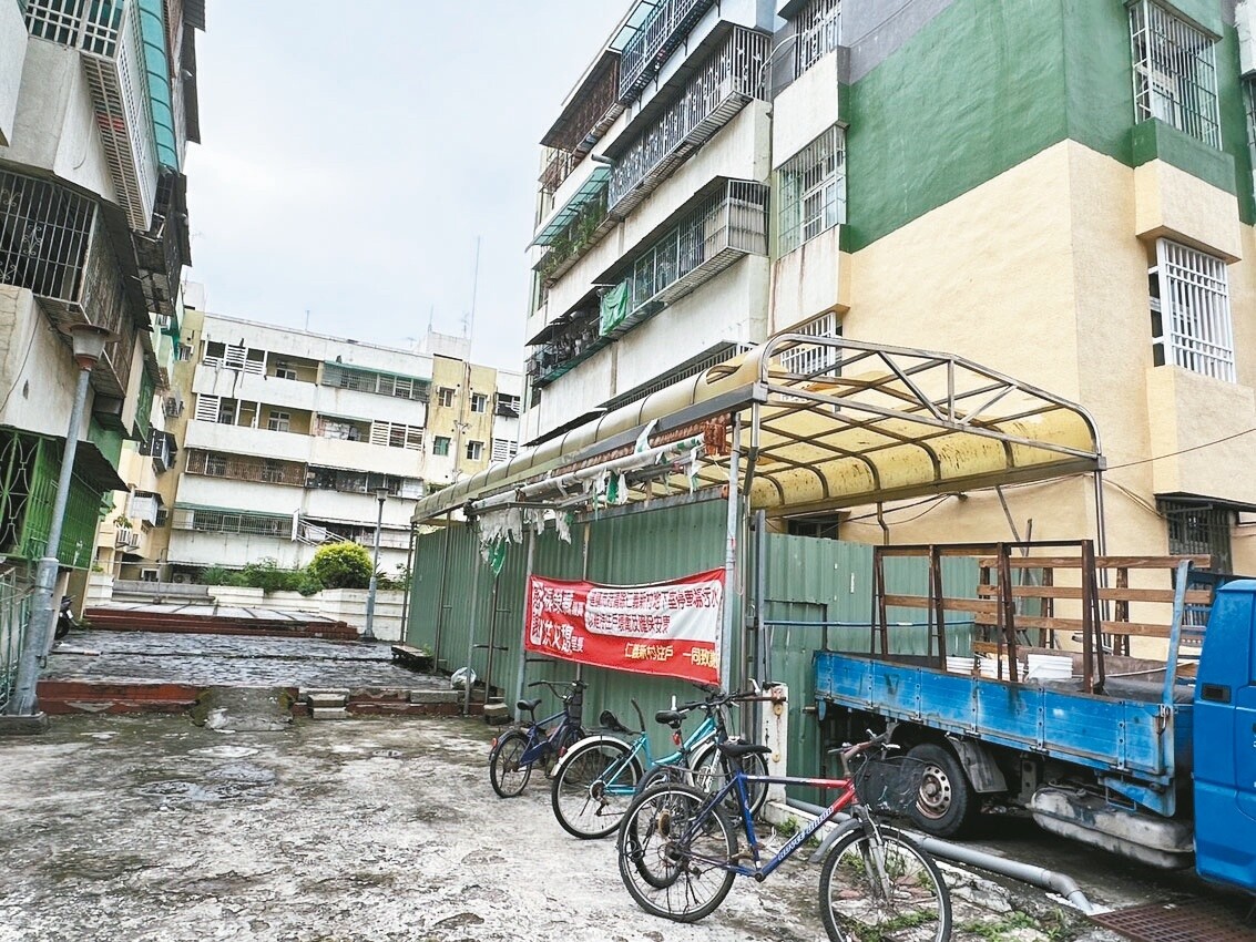 嘉義市仁義新村國宅長期地下室積水，市府表示會輔導成立管委會，申請中央補助改善。記者魯永明／攝影 