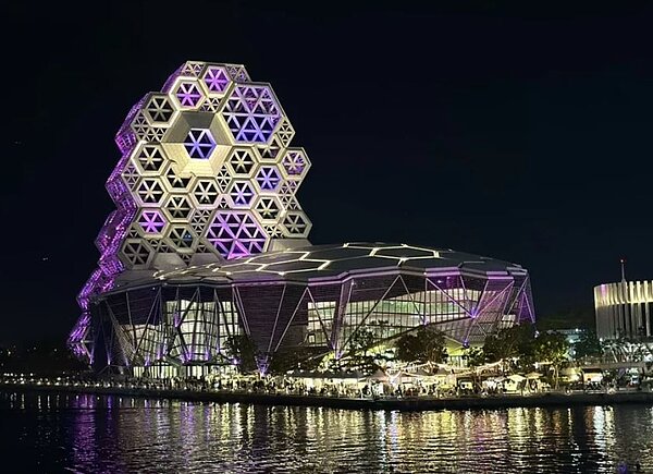 高雄流行音樂中心凌晨被民眾拍下半夜時,戶外廣場的火災警報大響,災防廣播吵得附近住戶無法入睡,而本月初高流同樣發生警鈴在一天內2度誤響。圖/翻攝自高雄流行音樂中心臉書專頁