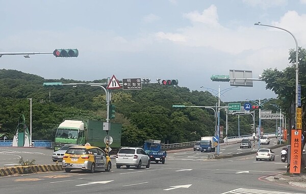 桃園市桃園區成功路、三民路口車流量大，市府將列為今年「開瓶計畫」改善重點。圖／聯合報資料照片