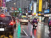 環狀線斷線＋人行道施工　中和交通塞爆　民代促檢討公車路線