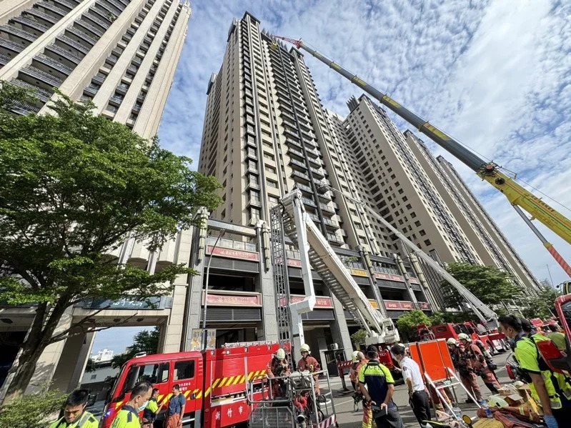 26日晴空匯D棟大樓發生火警，消防局出動大批救援人員解救受困居民。聯合報系資料照