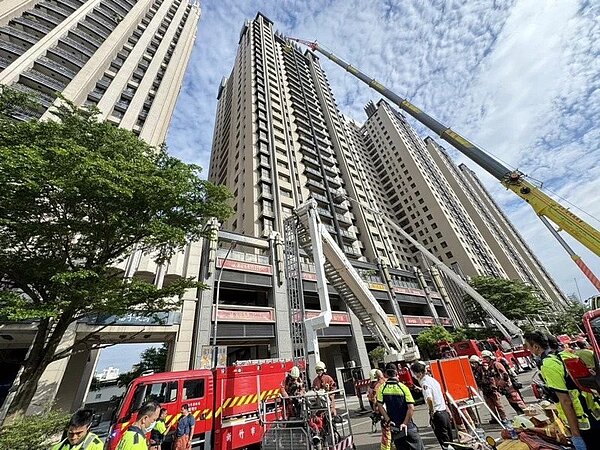 26日晴空匯D棟大樓發生火警，消防局出動大批救援人員解救受困居民。聯合報系資料照