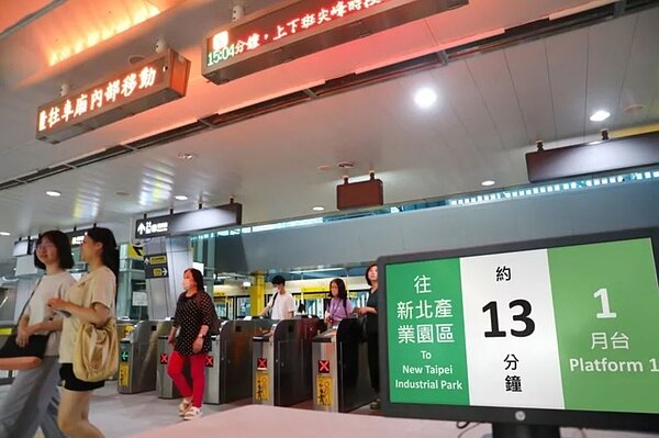 新北環狀線為縮短班距並提升旅客載運量,6月3日起將取消回送直達車,改雙線雙向站站停。圖/新北捷公司提供