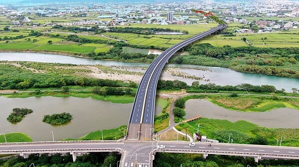 台1線替代道路工程為完工後將銜接竹市武陵路高架橋，除了舒緩頭前溪橋龐大車流量的壓力外，民眾往返竹北與新竹市區也多了一個快速又便利的新選擇。圖／新竹市政府提供