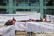 中科擴建土地徵收爆發爭議　30餘名地主拉布條抗議