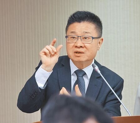 衛福部次長呂建德30日表示,台灣將邁入超高齡社會,健保費負擔要考慮世代公平。(劉宗龍攝)