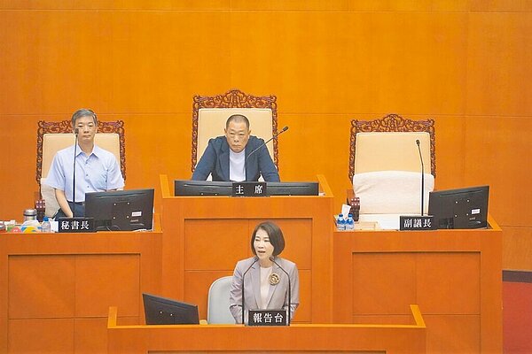 近來屏東縣廢校議題引發討論,縣長周春米(前)30日在縣議會進行專案報告,再次講解3所廢校原因及未來規畫,但從資料上來看,屏東縣還有9所國小岌岌可危。 圖/屏縣府提供