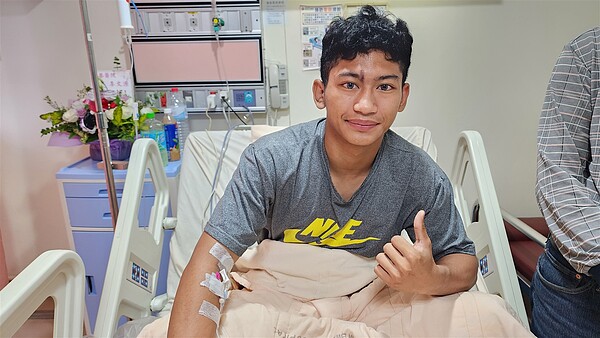 苗栗縣興華高中二年級體育班學生林雅各，六度進入火場救出一名七十歲獨居老翁，自己也昏厥送醫。記者胡蓬生／攝影 