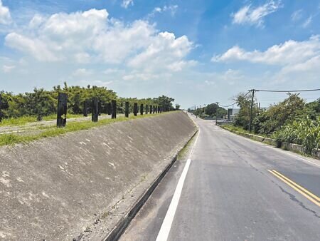 雲林縣北港溪堤岸道路目前是從山區最快到達北港的道路,也是最快連接台78的平面道路。(周麗蘭攝)
