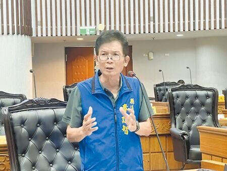 台東馬偕醫院規畫新建大樓恐壓縮鄰近住戶及學區停車空間，國民黨籍縣議員李建智30日為此質詢台東縣政府相關單位。（蔡旻妤攝）