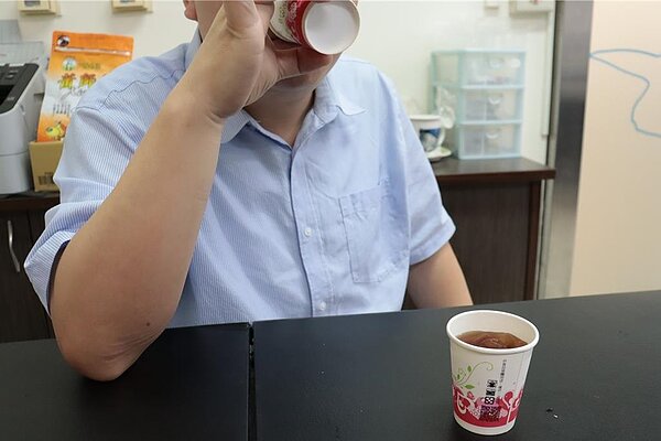 36歲王先生體重達110公斤,家族又有糖尿病史,平時把含糖紅茶當水喝,就醫發現是第二型糖尿病,醫師研判,遺傳及肥胖,加上常喝含糖飲料、少喝水,都是肇因。圖非當事人。示意圖/彰化醫院提供