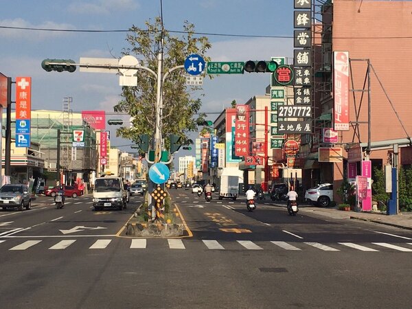 台南市目標今年底全面取消單向兩車道禁行機車與強制兩段式左轉。圖／台南市政府提供