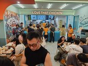 美式炸雞品牌「POPEYES」台灣首店開幕　北車旁排隊人潮看不到盡頭