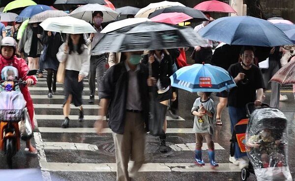 今天中部以南地區有局部短暫陣雨或雷雨出現的機會,白天配合熱力作用,陸地或山區仍有熱對流發展帶來雷雨的機會。圖/聯合報系資料照片