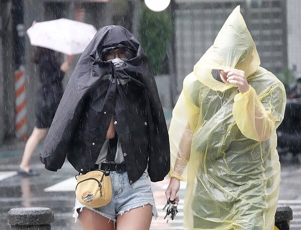 對流雲系發展旺盛,易有短延時強降雨,中央氣象署發布大雨特報。聯合報系資料照