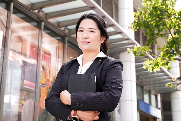 永慶房屋陳冠霖經紀人表示,她也曾在購屋的路上迷惘,現在身為經紀人,更要為消費者的權益把關。圖/永慶房產集團提供