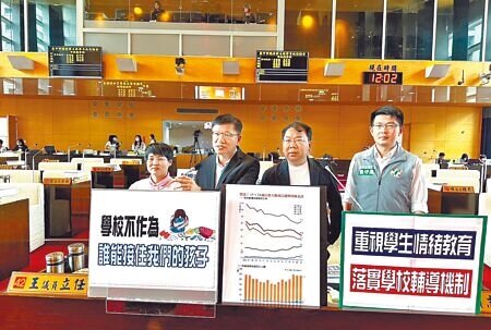 台中某高中生疑遭同學孤立而休學,最後走上絕路身亡,台中市議員王立任(左二)5月31日質疑校方想息事寧人。(陳淑娥攝)