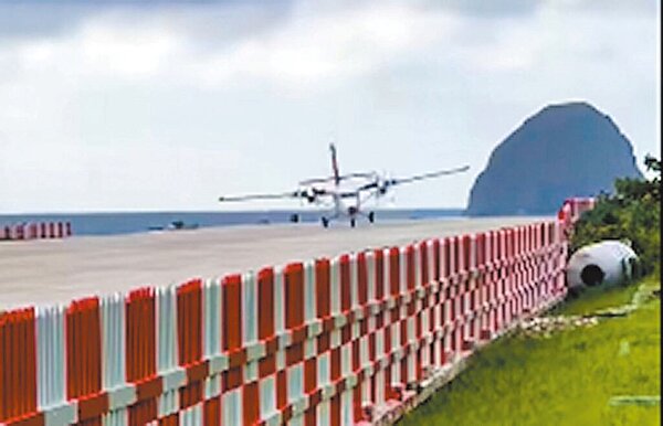 日前台東縣蘭嶼鄉1架班機原本欲降落,後因側風過強返回台東。(蘭嶼郵差簡偉駿提供/蔡旻妤台東傳真)