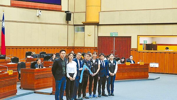 民進黨基隆市議會黨團5月31日聯合質詢,質疑市長謝國樑(左三)要花27.5億送電動機車,會嚴重擠壓基捷預算,並送給謝「回力鏢」。謝國樑則回應,基捷有基金可支應,財源無問題。圖/吳驊珈辦公室提供/徐佑昇基隆傳真