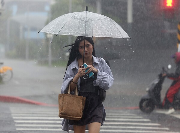 今天鋒面接近，配合南海水氣，各地將先後轉為有局部陣雨或雷雨的天氣。記者林澔一／攝影 