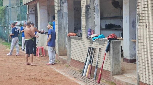 基隆市立棒球場設備殘破不堪,市政府將整修,但又有大武崙森林公園滯洪池計畫,地方盼整合,避免浪費公帑。圖/議長童子瑋提供