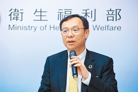 健保署長石崇良1日表示,若補助長者保費,門檻設定在中低收,健保基金將短少18億,但若依委員提案的20%來計算,則會短少400億。(羅永銘攝)