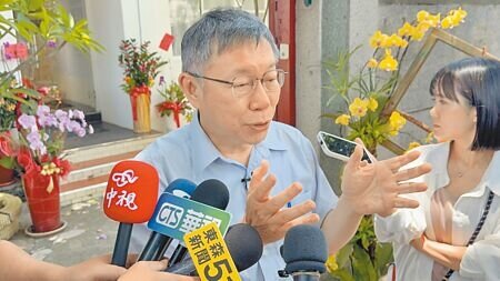 針對京華城案爭議,前台北市長柯文哲(左)1日南下高雄未正面回應是否配合調查,不滿專案小組「到底還有什麼問題?」乾脆把問題列出來。(柯宗緯攝)
