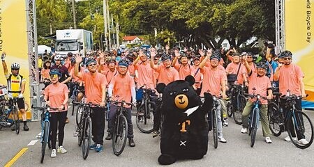 為推廣世界自行車日全台環騎活動，交通部選在花蓮鯉魚潭舉辦主場騎乘，由交通部長李孟諺（前排右四）等人領騎，對於花蓮旅遊住宿補助，李表示，相關補助會視後續訂房旅遊狀況做調整。（王志偉攝）