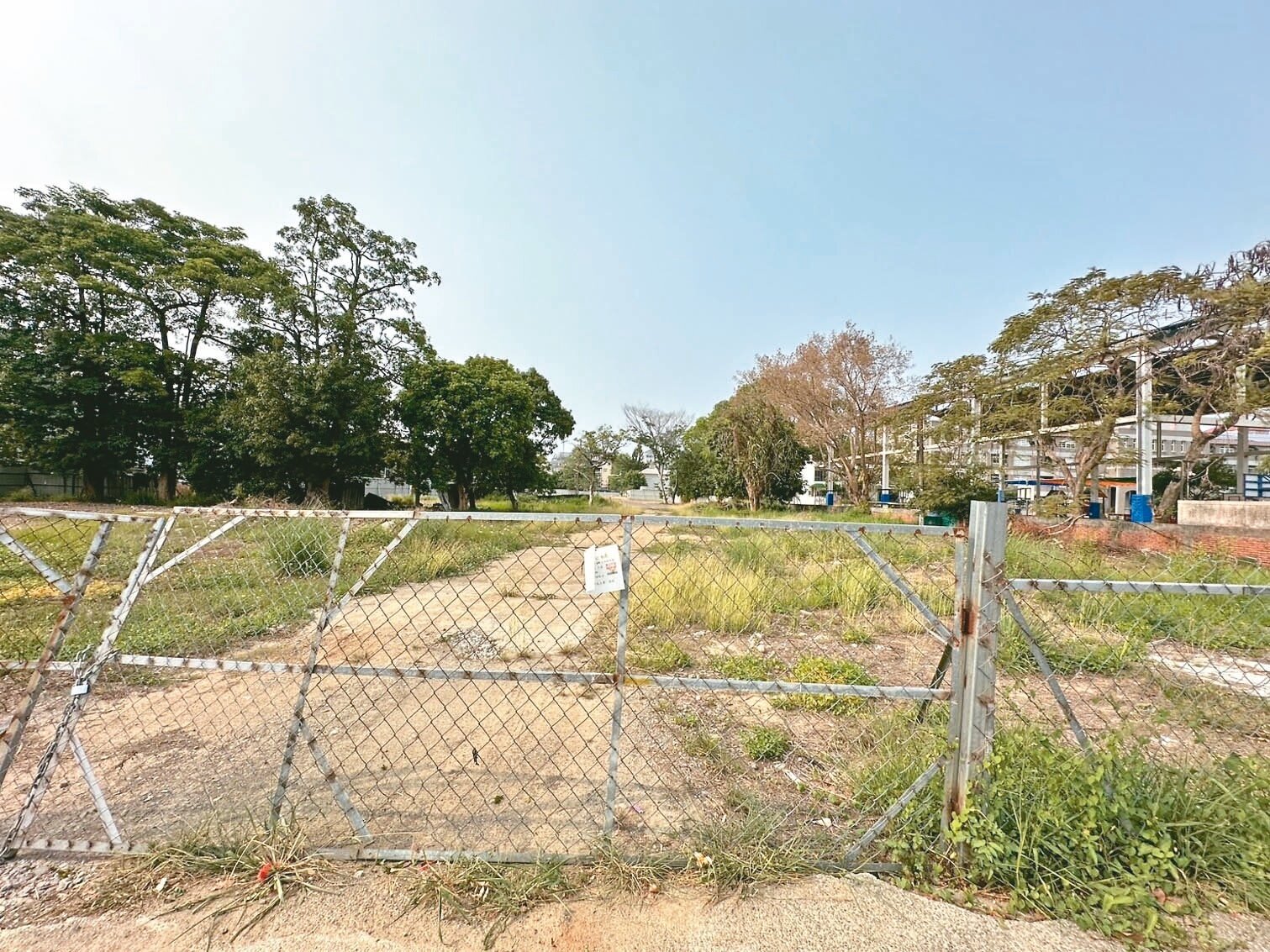 嘉市府啟動首例公辦都更,民族國小西側公有土地第一期公辦都更基地,市府與招商的國城建設公司簽約,將興建4棟地上15層、地下3層集合住宅大樓。記者魯永明/攝影