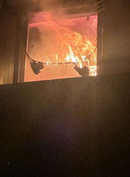 竹北高鐵特區「德翼」大樓驚傳火警,現場火勢濃煙猛烈。圖/民眾提供