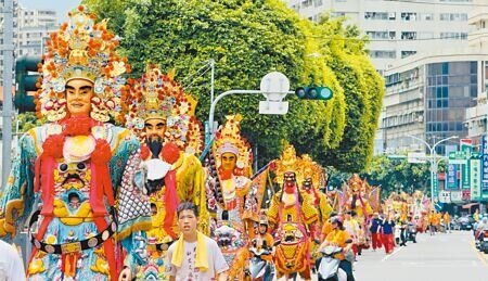 三重先嗇宮慶祝建宮270周年,從全國各地邀請270尊神將踩街遶境祈福,並挑戰金氏世界紀錄。(呂健豪攝)