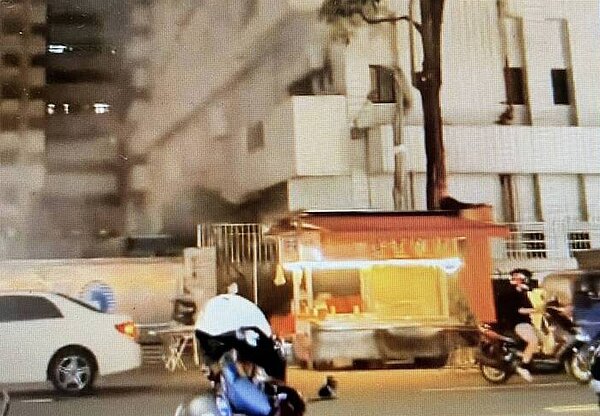 高市小港區一家人氣燒烤攤因狂冒白煙,遭人拍攝影片檢舉。圖/翻攝自社會事新聞影音