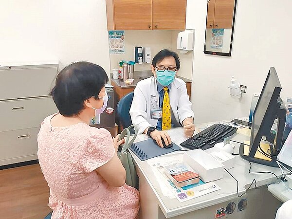 台灣神經免疫醫學會理事長葉建宏說,約2成頑固型重症肌無力患者以傳統藥物治療效果不佳,盼生物製劑納保。(葉建宏提供/林周義台北傳真)