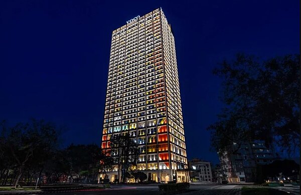 樓高34層的嘉義「101」大樓、嘉義福容VOCO酒店,4月1日試營運,VOCO酒店是飯店、辦公室與店面的複合式開發案,其中8至15樓規畫商辦用途。圖/福容VOCO酒店提供