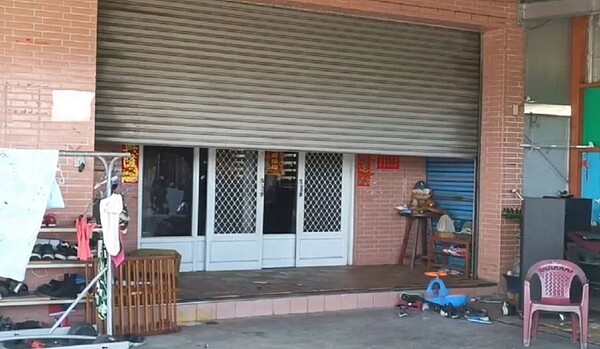 台東市豐谷北路一處民宅,1日上午發生12歲楊姓男孩遭鐵捲門夾住命危送醫,經搶救一度恢復呼吸心跳並在加護病房觀察治療,未料3點病情惡化,仍搶救宣告不治。警方目前進一步調查了解釐清事故原因。圖/讀者提供